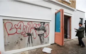 Banksy Konfirmasi Patung Misterius di London Hasil Karyanya