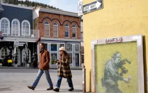 Patung Misterius Karya Banksy Muncul di London, Menggugah Perhatian Publik