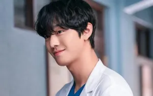 An Hyo Seop Tampil Memukau di 2026 Met Gala dengan Aksesori Merah yang Mencolok