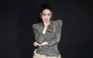 Annie Shinsegae Terlihat Belajar Keras di Kelas Ekonomi Saat Terbang