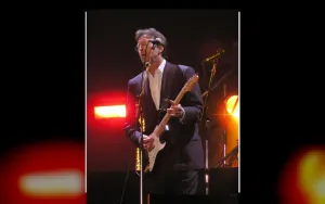 Eric Clapton Dilempari Penonton di Konser Madrid, Akhiri Pertunjukan Lebih Awal