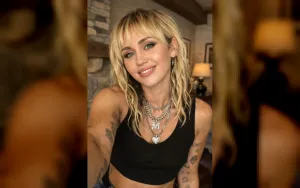 Miley Cyrus Menangis Haru Saat Terima Bintang di Hollywood Walk of Fame