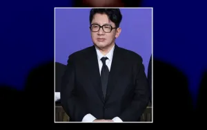 Bang Si Hyuk Ditemukan Jalan Bersama Wanita Misterius di Seoul