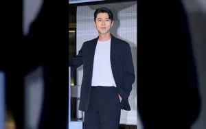 Hyun Bin dan Son Ye Jin Liburan Bersama Anak di Disneyland