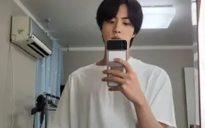 Jin BTS Tunjukkan Dukungan untuk Kian84 dengan Slipper Unik di Bandara