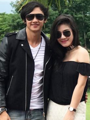 Syahrini Girang Bodi Mungilnya Diuyel-uyel Reino Barack 