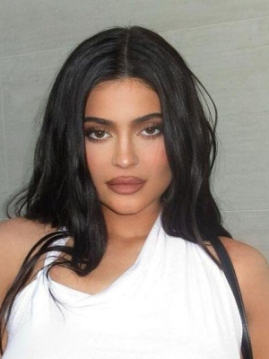 Kylie Jenner Mendadak Bleaching Alis, Penampilan Terbaru Bikin Kaget