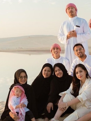 Raffi-Nagita Foto Keluarga di Qatar, Aksi Rayyanza Cipung Dipangku Pawang Cantik Bikin Gemas