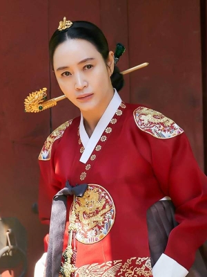 Kim Hye Soo Diduga Spoiler Ibu Chani SF9 Didepak dari Istana di BTS 'Under The Queen's Umbrella'