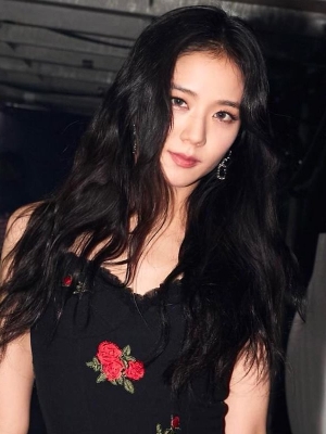 Jisoo BLACKPINK Pakai Desain Pintu Bunga Warisan Joseon di Visual Film 'ME'
