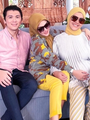Pose Janggal Tangan Adik Syahrini Pegang Paha Reino Barack Kembali Digunjing