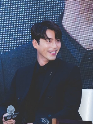 Potret Diduga Hyun Bin Gendong Putranya Viral Usai Rumor Diceraikan Son Ye Jin