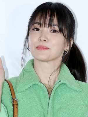 Penampilan dan Tingkah Lucu Song Hye Kyo di SBS Drama Awards 2003 Kembali Jadi Perhatian