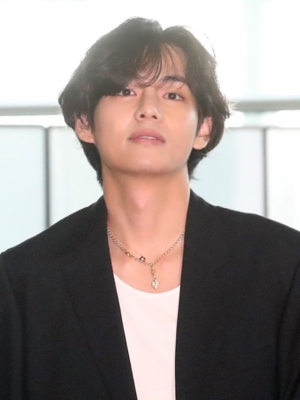 Rambut Blonde, Style Tertutup V BTS di Bandara Digodain Dispatch