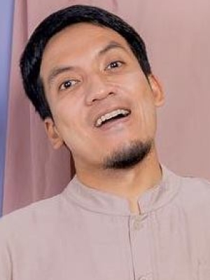 Salat Jumat Bareng, Desta Rekam Doa Sang Putra untuknya dan Natasha Rizky
