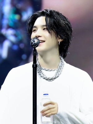 Kebaikan Suga BTS ke Pak Satpam di Konser Indonesia Bikin Terenyuh