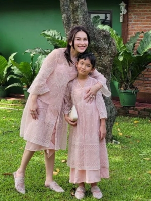 Biasa Tampil Stylish, Ayu Ting Ting Dandan Keibuan Saat Hadiri Acara Sekolah Bilqis