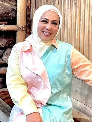 Istri Denny Cagur Makan di Warung Nyak Kopsah yang Dibela Farida Nurhan, Pesan Soal Adab Disorot