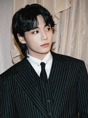 Jungkook BTS Diduga Peluk Cewek di Apartemen