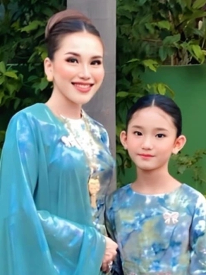 Bilqis Tampil Beda Sendiri Saat Ayu Ting Ting Sekeluarga Kenakan Dress Code Pink