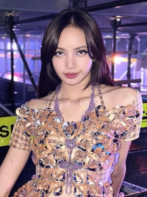 Lisa BLACKPINK Dan Frederic Arnault Terciduk Nonton Pertandingan Bola Yang Sama
