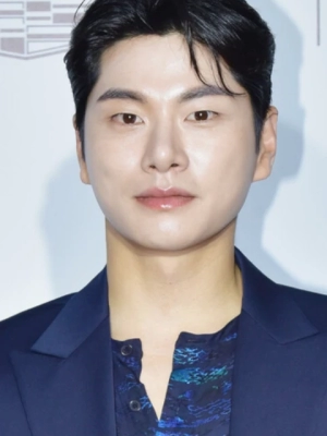 Lee Yi Kyung Bikin Syok dengan Transformasi Jadi Cowok Toxic di 'Marry My Husband' 