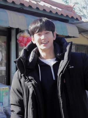 Kim Soo Hyun Keliling Minta Maaf usai Dituding Pernah Pacari Kim Sae Ron