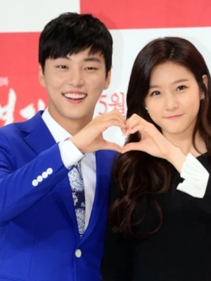 Momen Yoon Shi Yoon Bela Mendiang Kim Sae Ron di Depan Reporter Kembali Viral