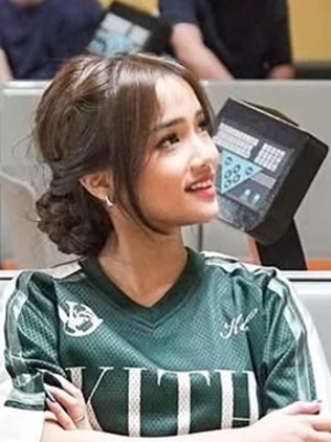 Reaksi Fuji An Uwu saat Verrell Bramasta Singgung 'One Sweet Day' di Video Main Golf