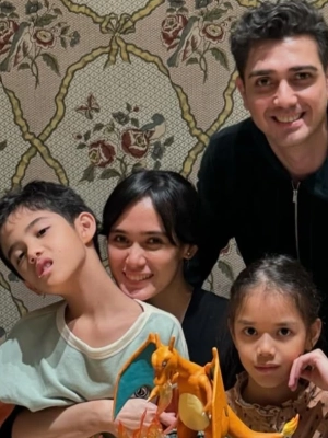  Istri Fachri Albar Tampil Slay Serba Merah usai Dikasihani Imbas Suami Tertangkap Narkoba