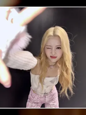 Hong Eunchae Bagikan Reaksi Lucu Soal Kebiasaan Selfie Menangis LE SSERAFIM
