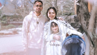 Raffi Ahmad Cium Nagita dan Bombardir Foto Family Goals, Reaksi Rafathar Soal Kemesraan Jleb
