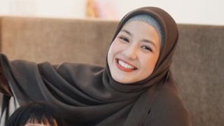 Senyuman Natasha Rizky Disorot Kala Foto Bareng 'Trio Strong', Nama Desta Terseret