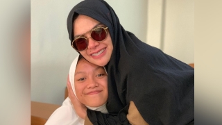 Sindir Nikita Mirzani Bohong, Loly Blak-Blakan Klaim Dilarang Ketemu Ayah Kandung