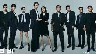  Han Hyo Joo-Ryu Seung Ryong Cs  Bareng Sutradara Ungkap Terima Kasih Jelang 'Moving' Tamat