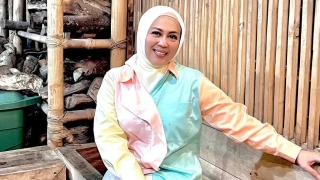 Istri Denny Cagur Makan di Warung Nyak Kopsah yang Dibela Farida Nurhan, Pesan Soal Adab Disorot