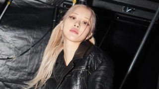 Beda Dari Biasa, Rose BLACKPINK Tampil Lebih Berwarna di Paris Fashion Week 2023