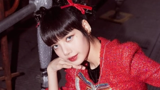 Lisa BLACKPINK Rampungkan Performance Crazy Horse, Pose Bareng Dancer yang Cuma Pakai Celana Dalam