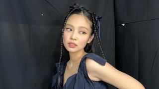Jennie BLACKPINK Bak 2 Orang Beda Kala Berangkat & Dalam Pesawat Menuju Paris Fashion Week