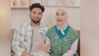 Ammar Zoni Sibuk Momong Anak Kala Irish Bella Hadiri Acara Bareng Rekan Artis
