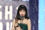 SMA 2022: HyunA Bikin Heboh Keluarkan Kertas dari dalam Lipatan Dada Saat Pidato