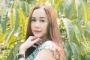 Aura Kasih Picu Kehebohan Usai Doa Hingga Bawa Sajen di Bawah Air Terjun