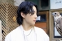 Tak Sebut Merk, Botol Minuman Jungkook Dari Siaran Langsung Langsung Ludes Terjual