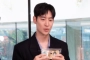 Bos Pengertian, Lee Je Hoon Pilih Sendiri Hadiah Mewah Untuk Semua Stafnya