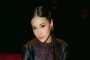 Anya Geraldine Pose di Atas Ranjang, Gaya Busana Hingga Rambut Curi Perhatian