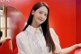 Yoona SNSD Sangat Bantu MUA Untuk Urusan Touch-Up Riasan Saat Kerja