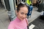 Cedera Kaki, Enzy Storia Tetap Profesional Tampil Elegan Saat Ngehost di Acara Penting