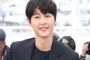 Akting Bareng Aktor Rookie, Song Joong Ki Berusaha Tak Curi Spotlight di Film 'Hopeless'