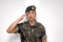 Karismatik, Jinyoung GOT7 Pimpin Sesama Prajurit Bawakan 'Hard Carry' di Militer