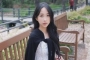 Dita Karang Pose Nongkrong di Tangga malah Ramai Kena Gombal Fans  